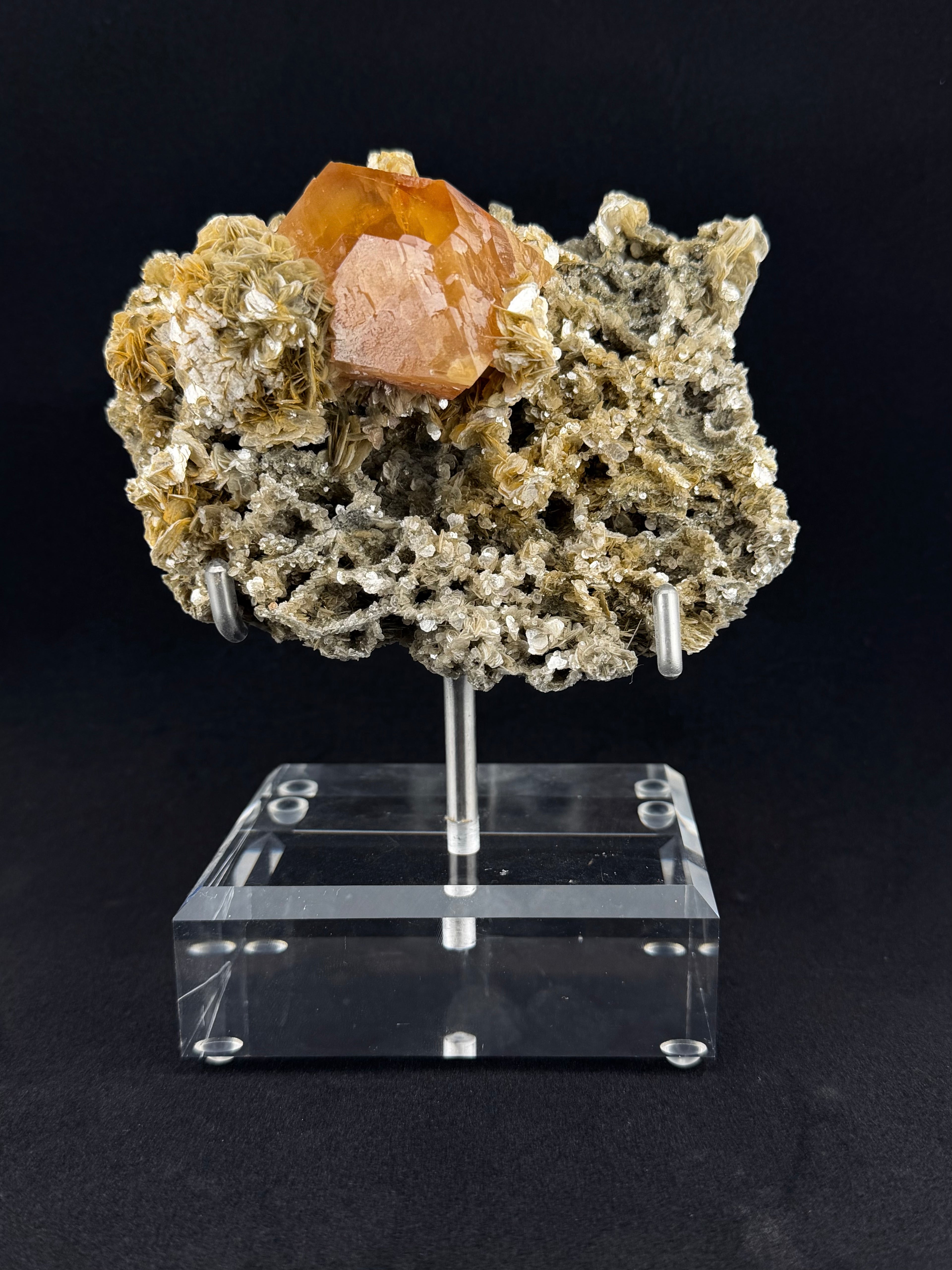 Scheelite on Muscovite, Sichuan, China