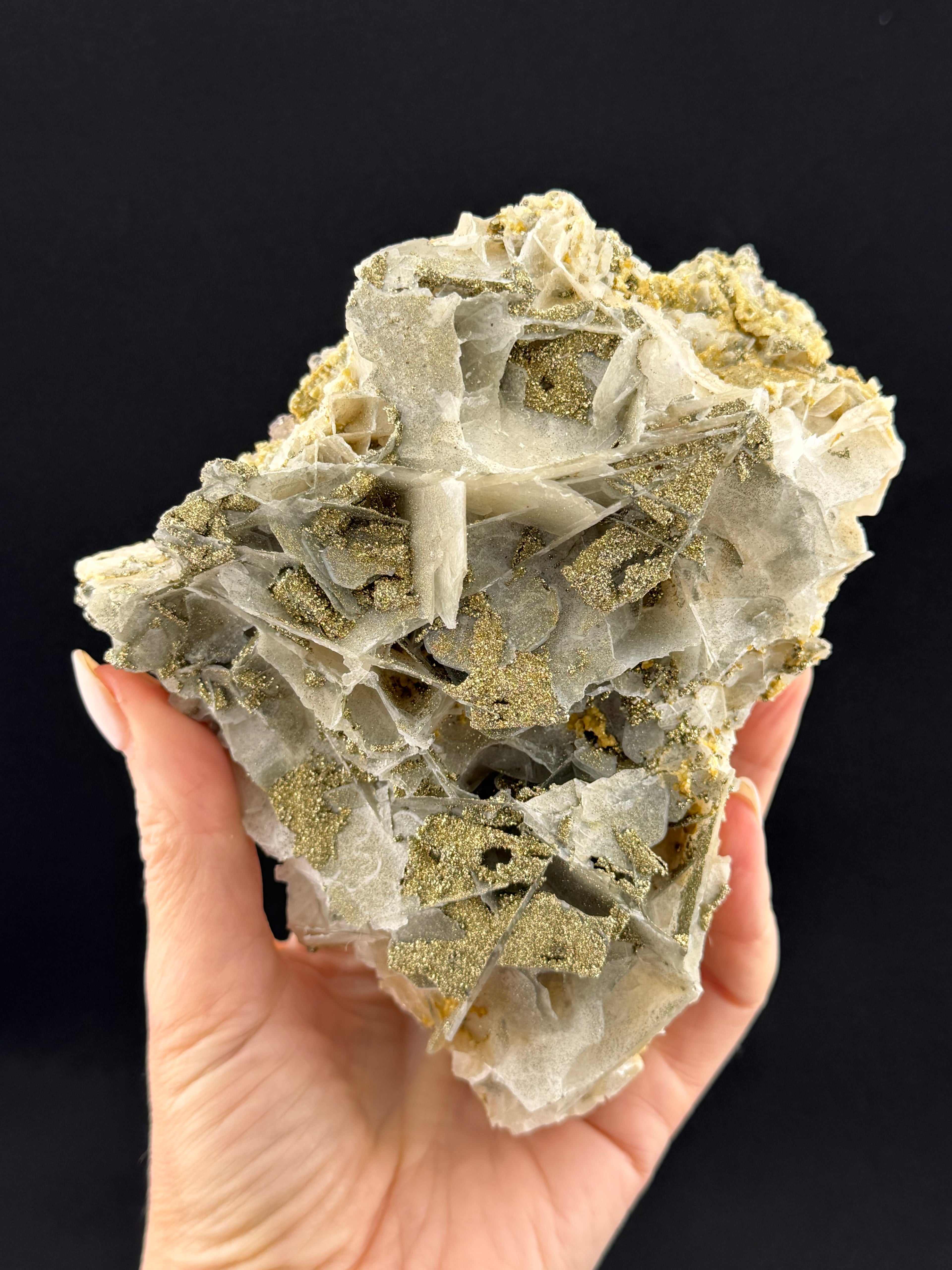 Petal calcite with pyrite and fluorite from Hunan