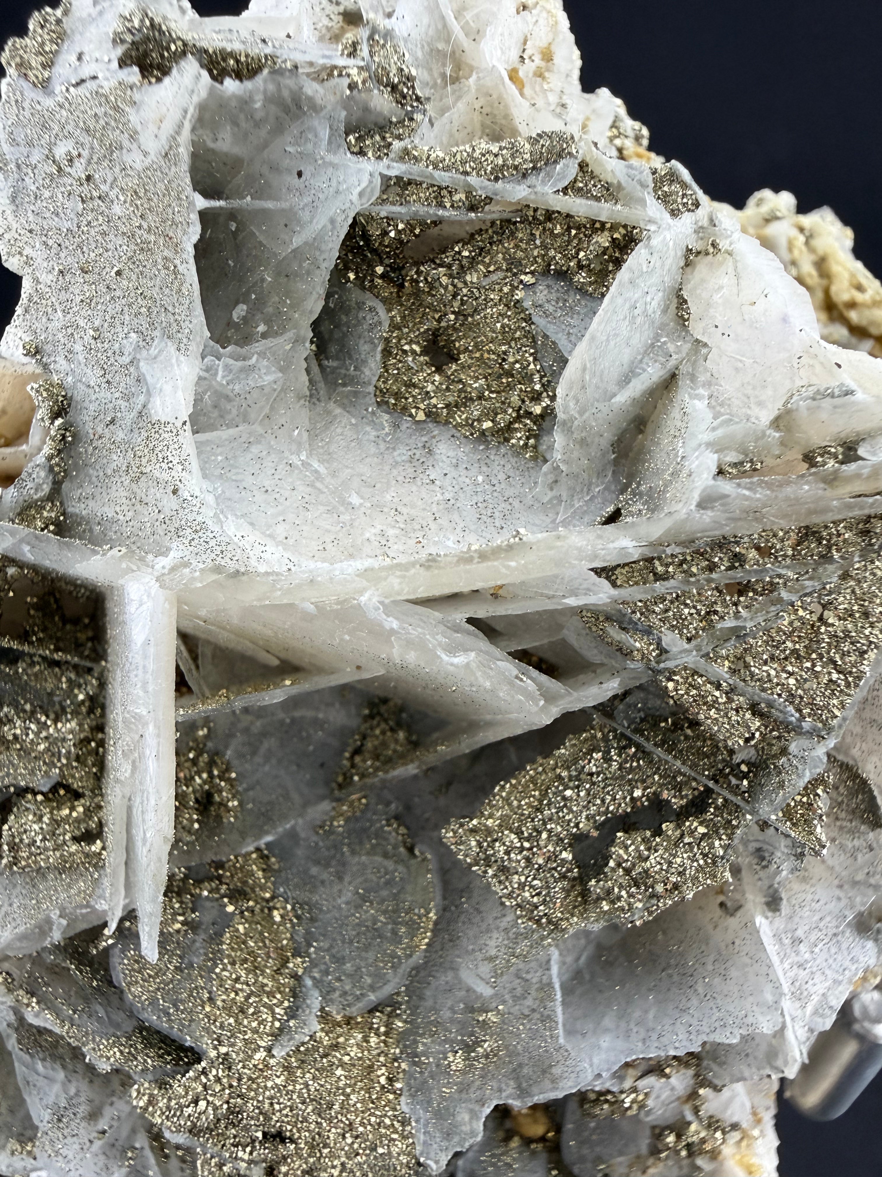 Petal calcite with pyrite and fluorite from Hunan