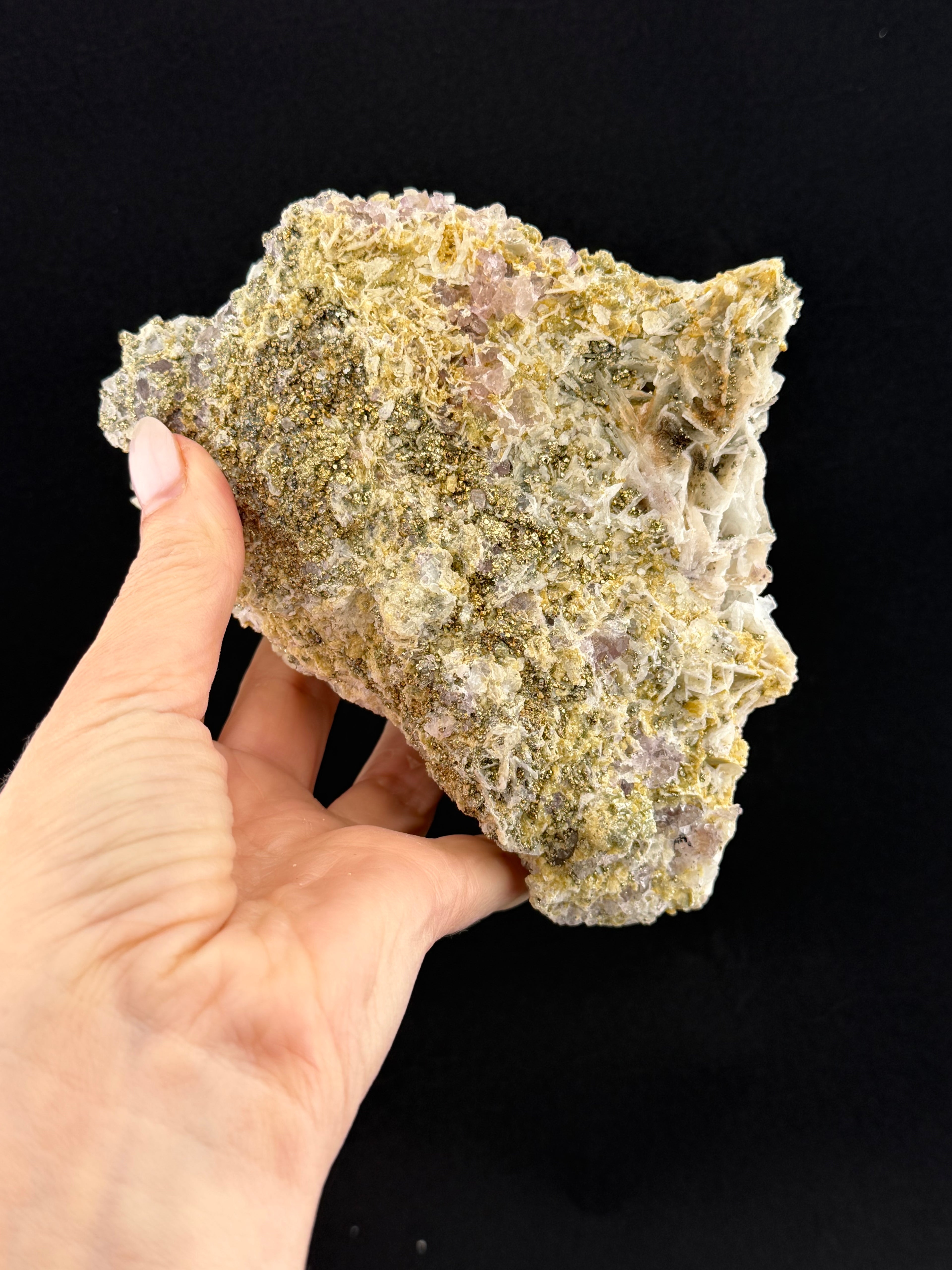 Petal calcite with pyrite and fluorite from Hunan